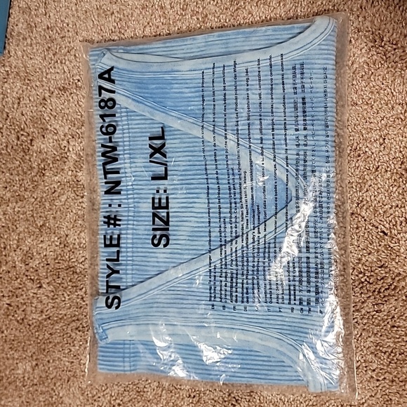 NWT L/XL DAY GLOW REVERSIBLE RIBBED CROPPED TANK - Light Blue - Picture 2 of 5